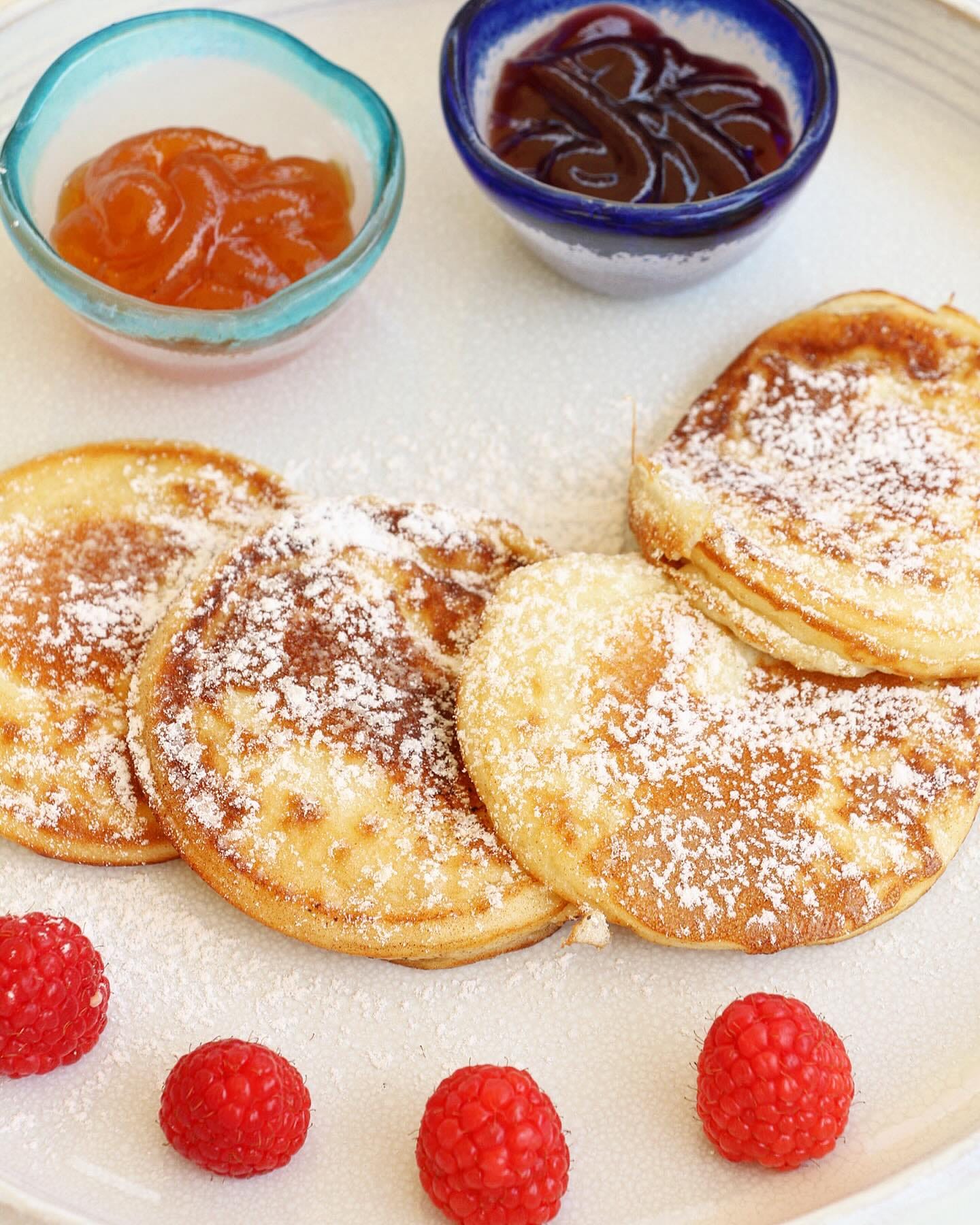 Pancake con marmellata e lamponi freschi