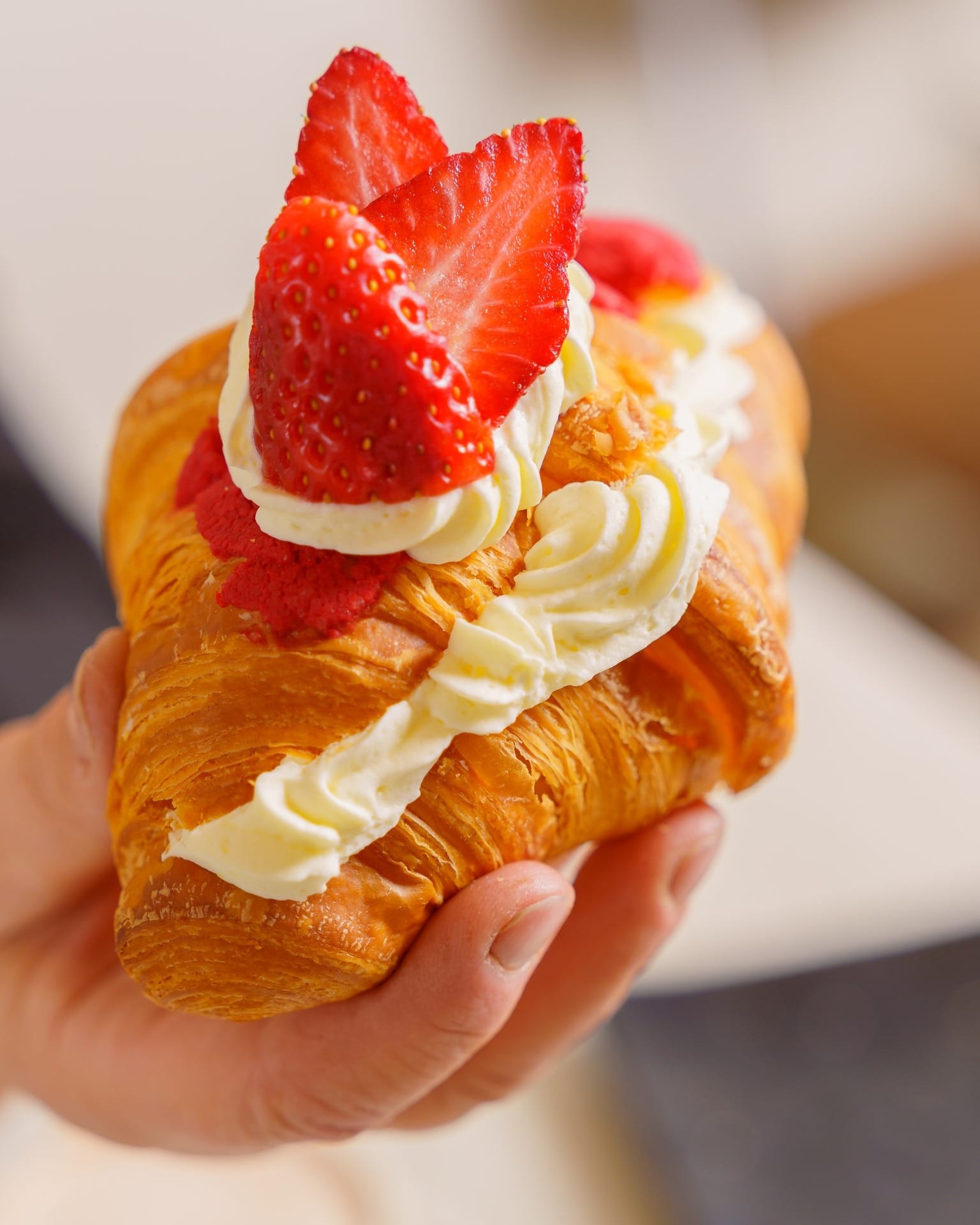 Farcitura di marmellata versata a mano in un croissant