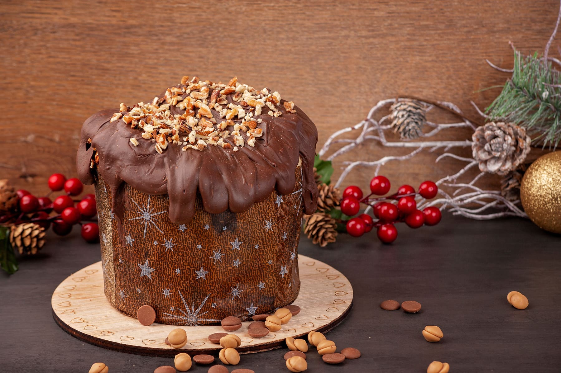 Panettone glassato al cioccolato con granella di noci
