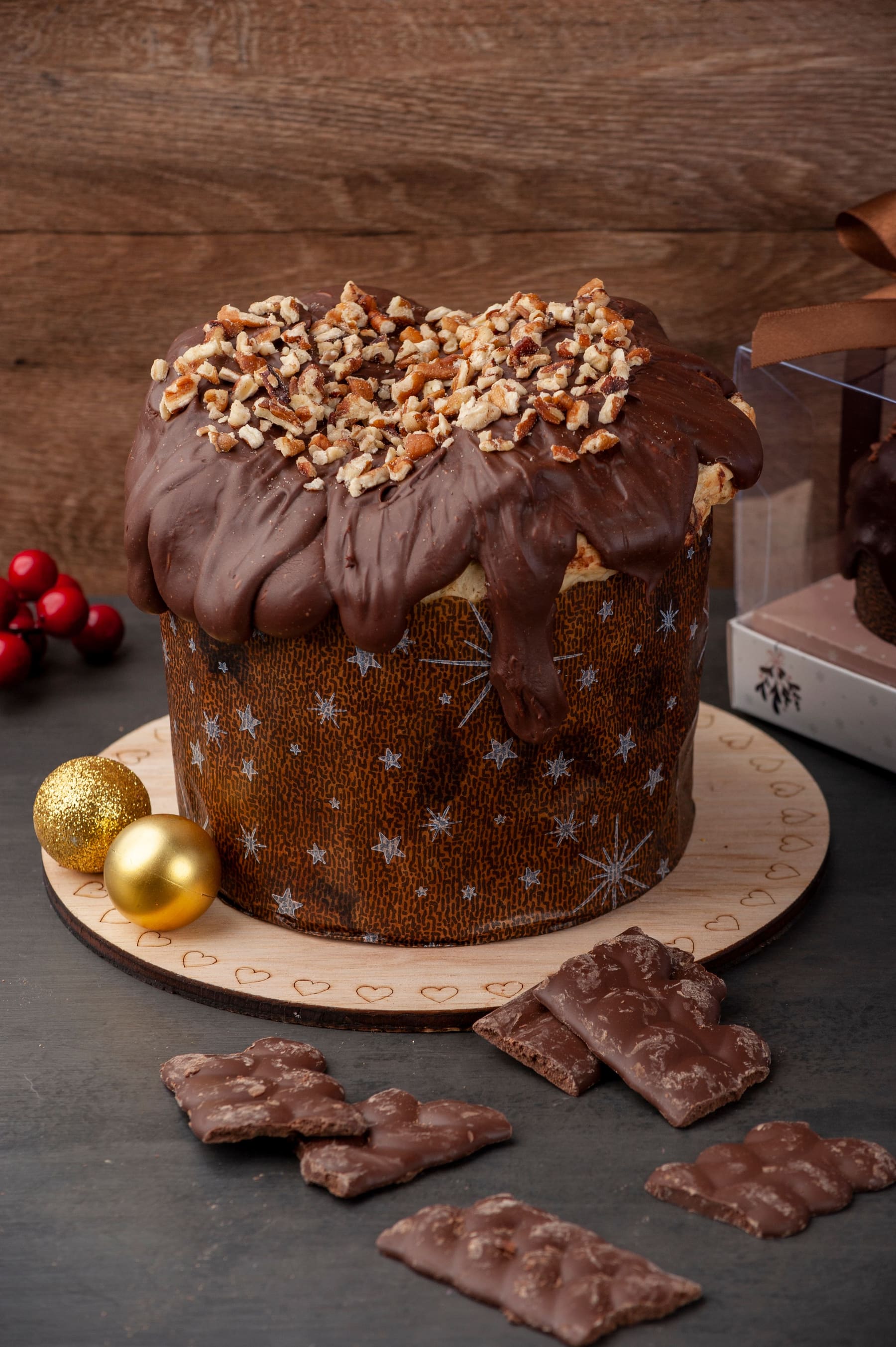 Panettone glassato al cioccolato con decorazioni natalizie