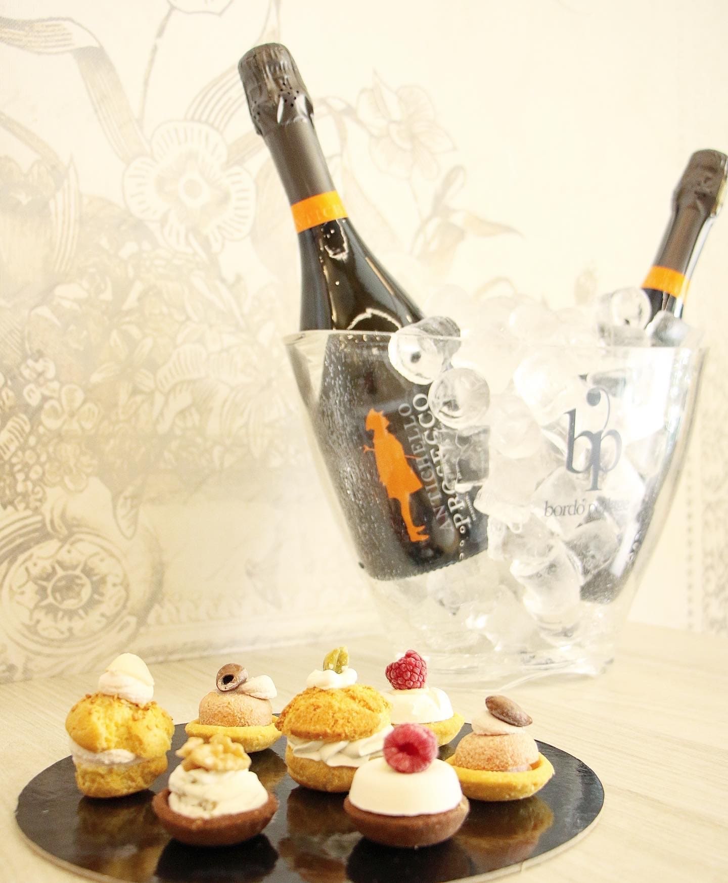 Bignè e prosecco per un evento