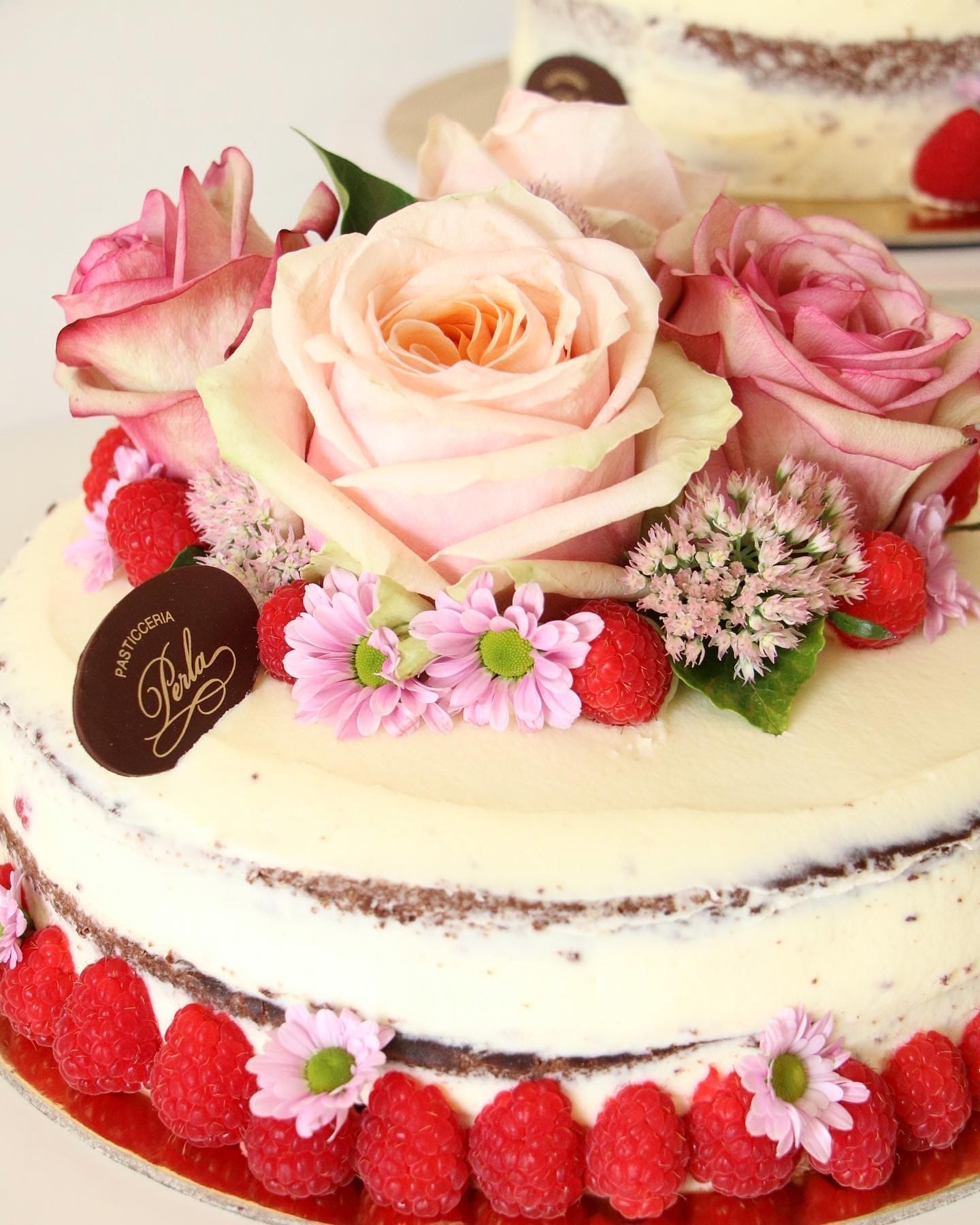 Naked cake con rose fresche