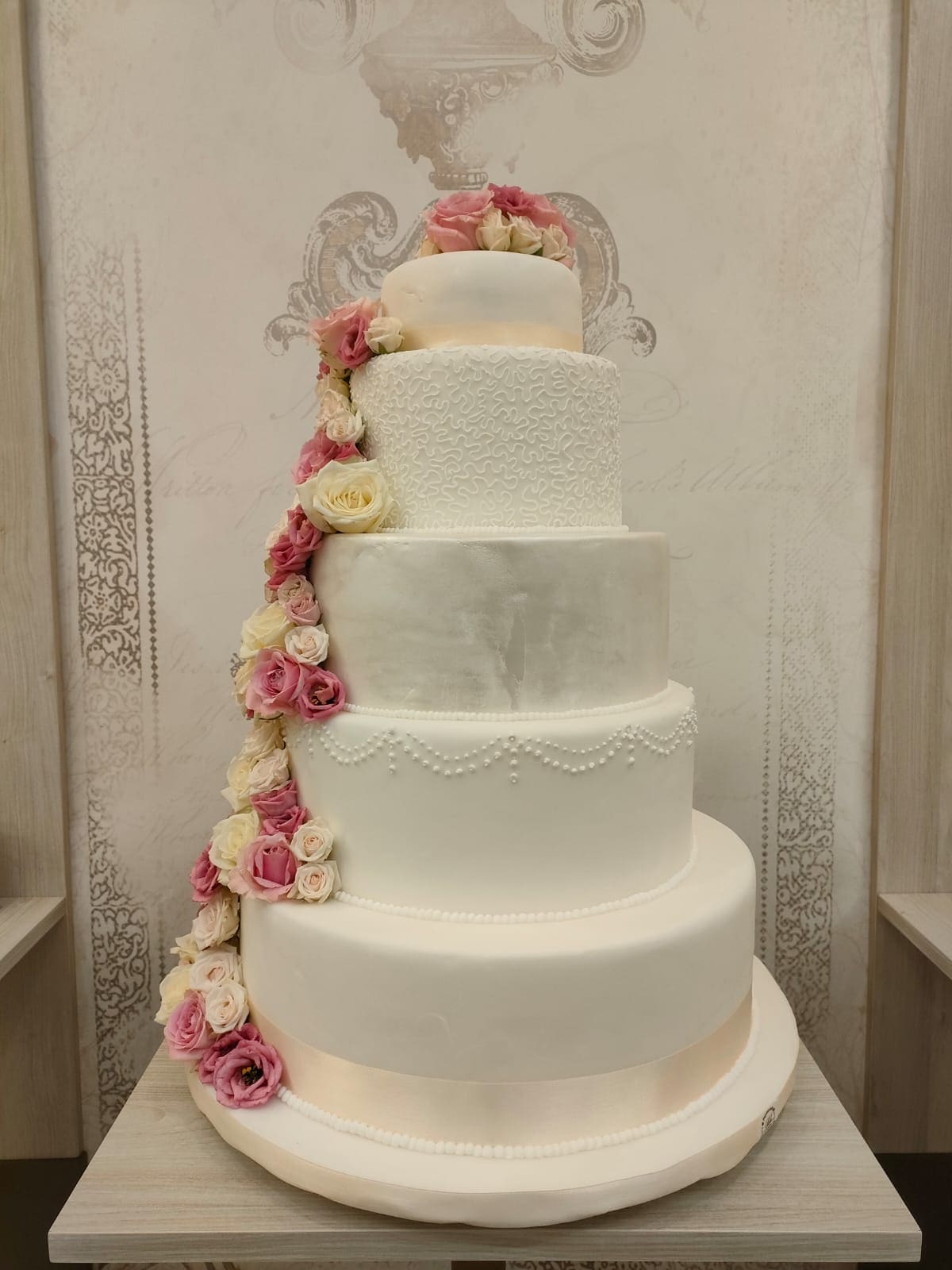 Torta nuziale rettangolare con rosa bianca