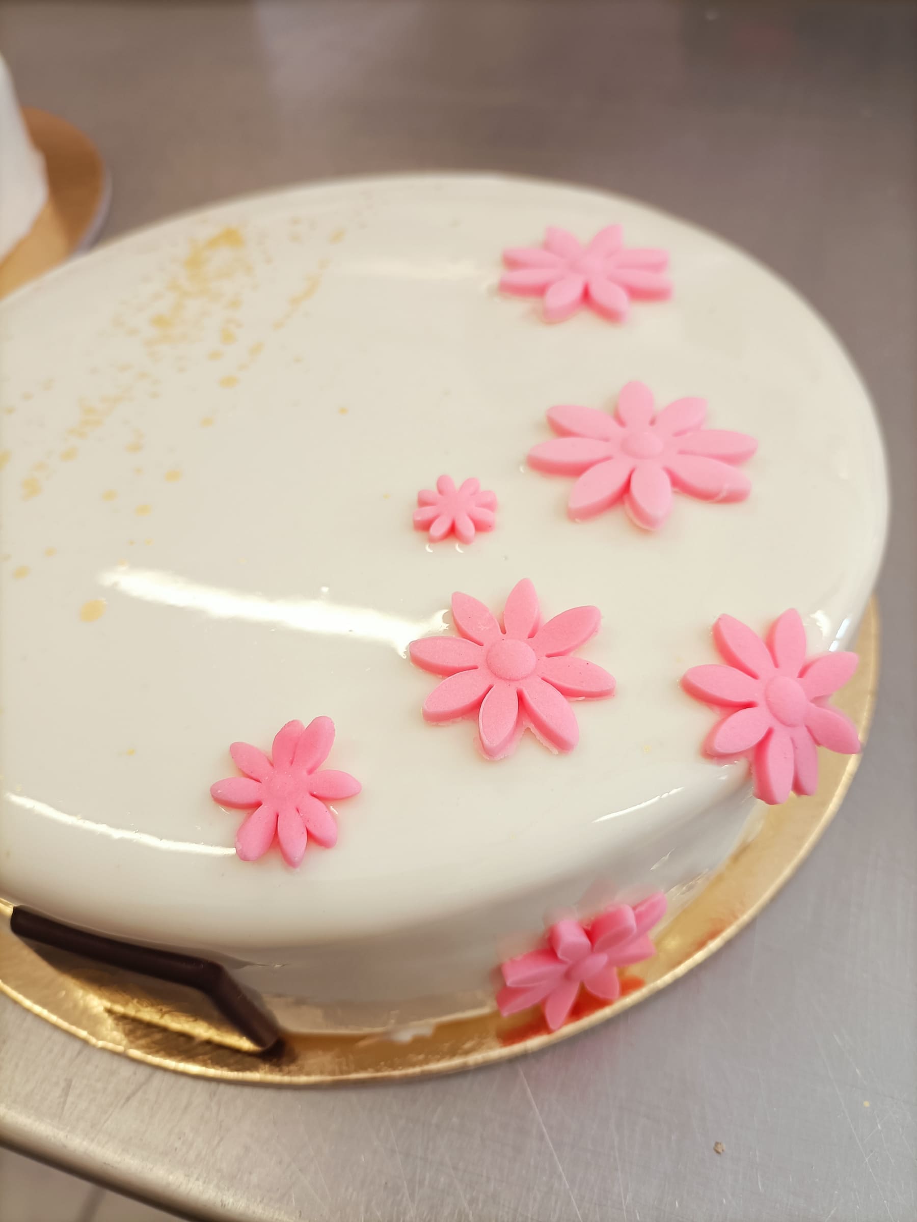 Torta nuziale rotonda con fiori rosa