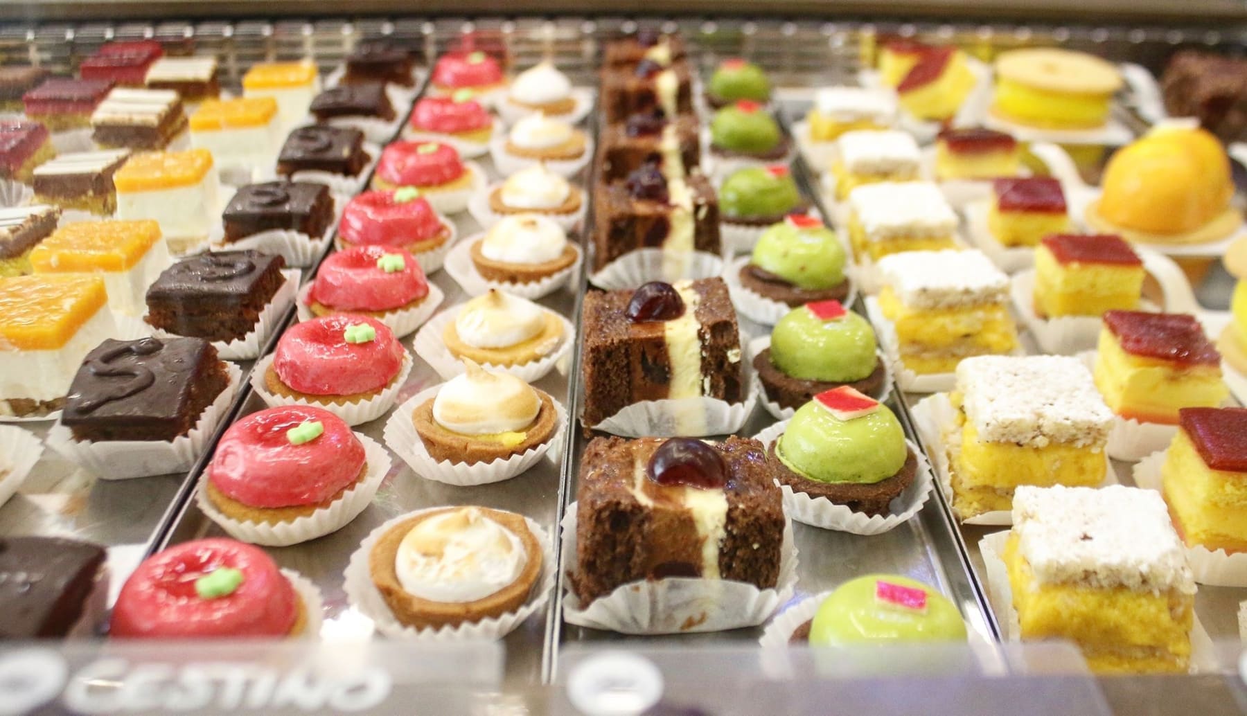 Vetrina della pasticceria con mignon assortiti