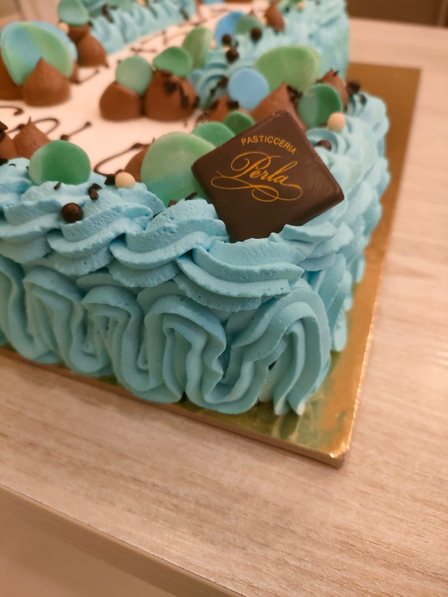 Torta azzurra con rosoni di panna