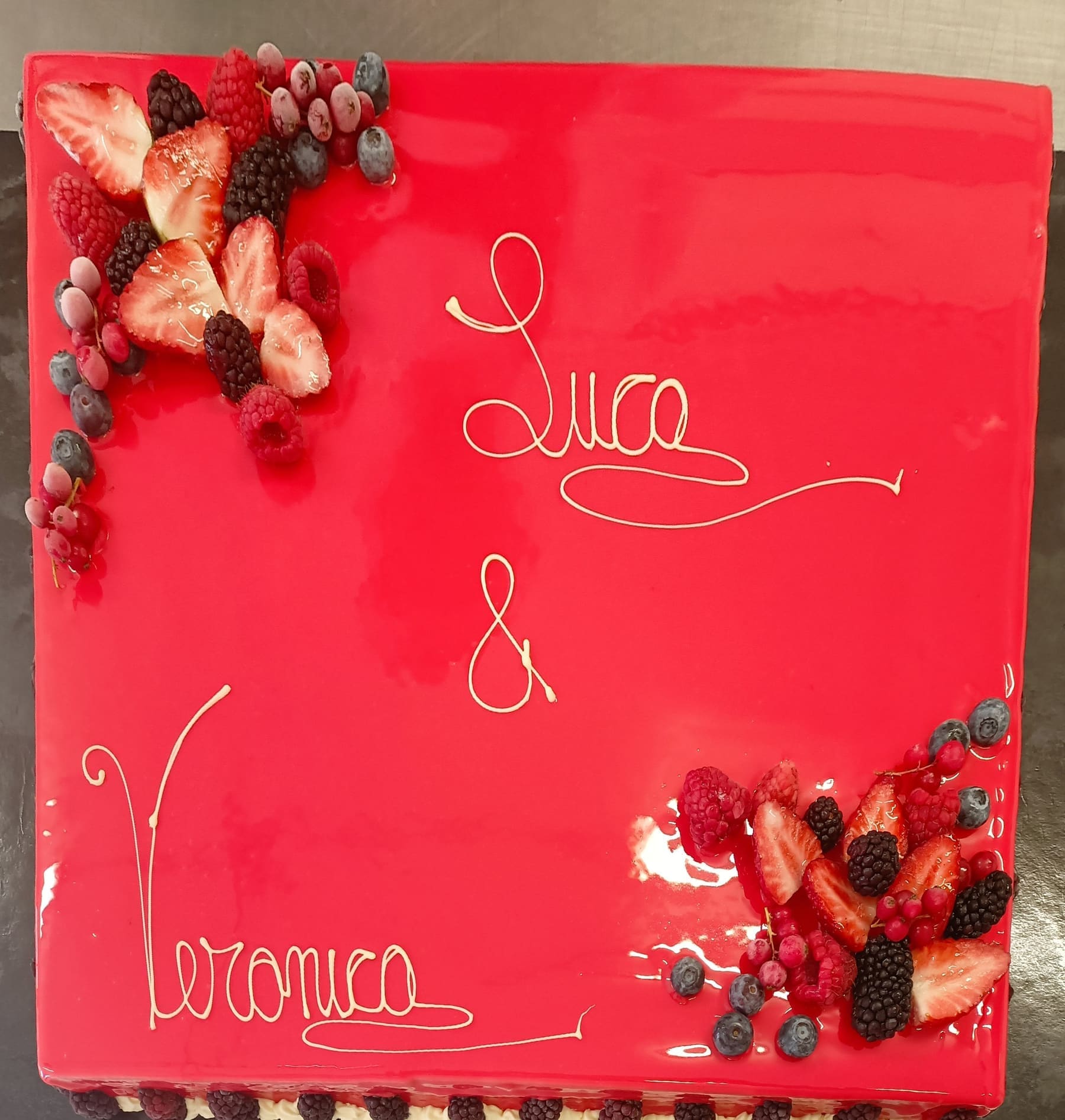 Torta rossa personalizzata con nomi