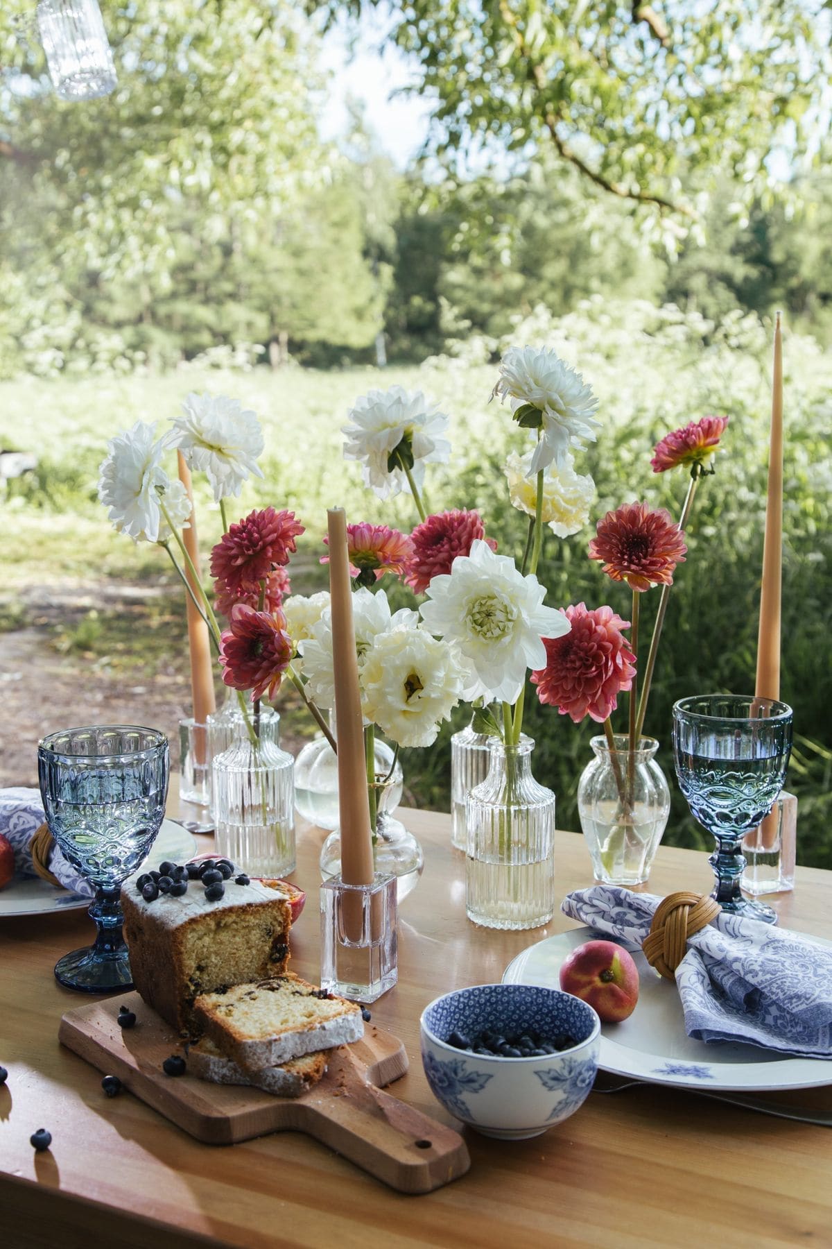 Tavolo colazione elegante in giardino