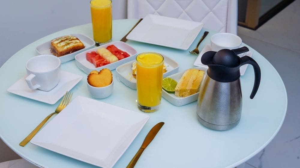 Buffet colazione allestito in villa