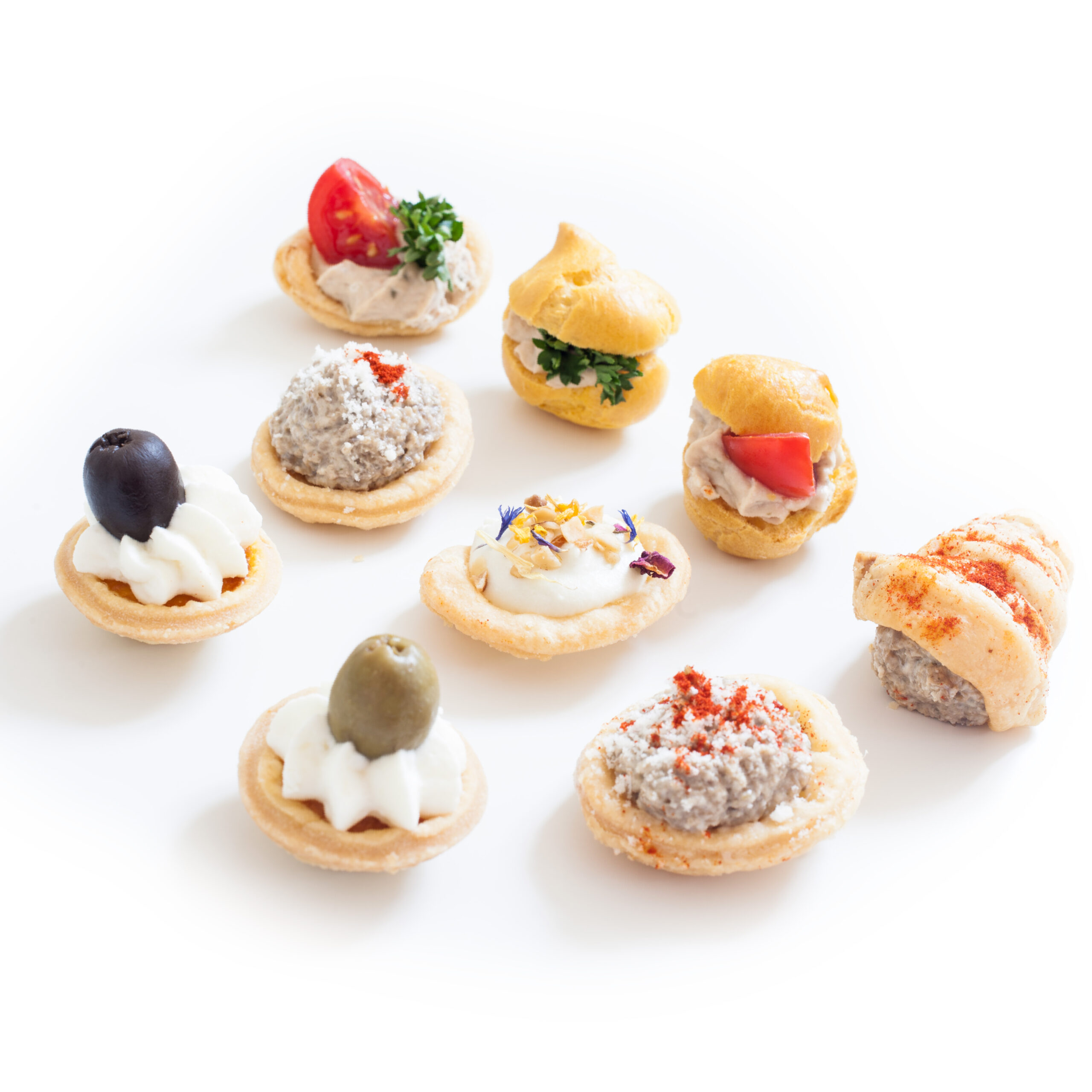 Composizione di finger food realizzato con sette piccole mignon di pasticceria salata