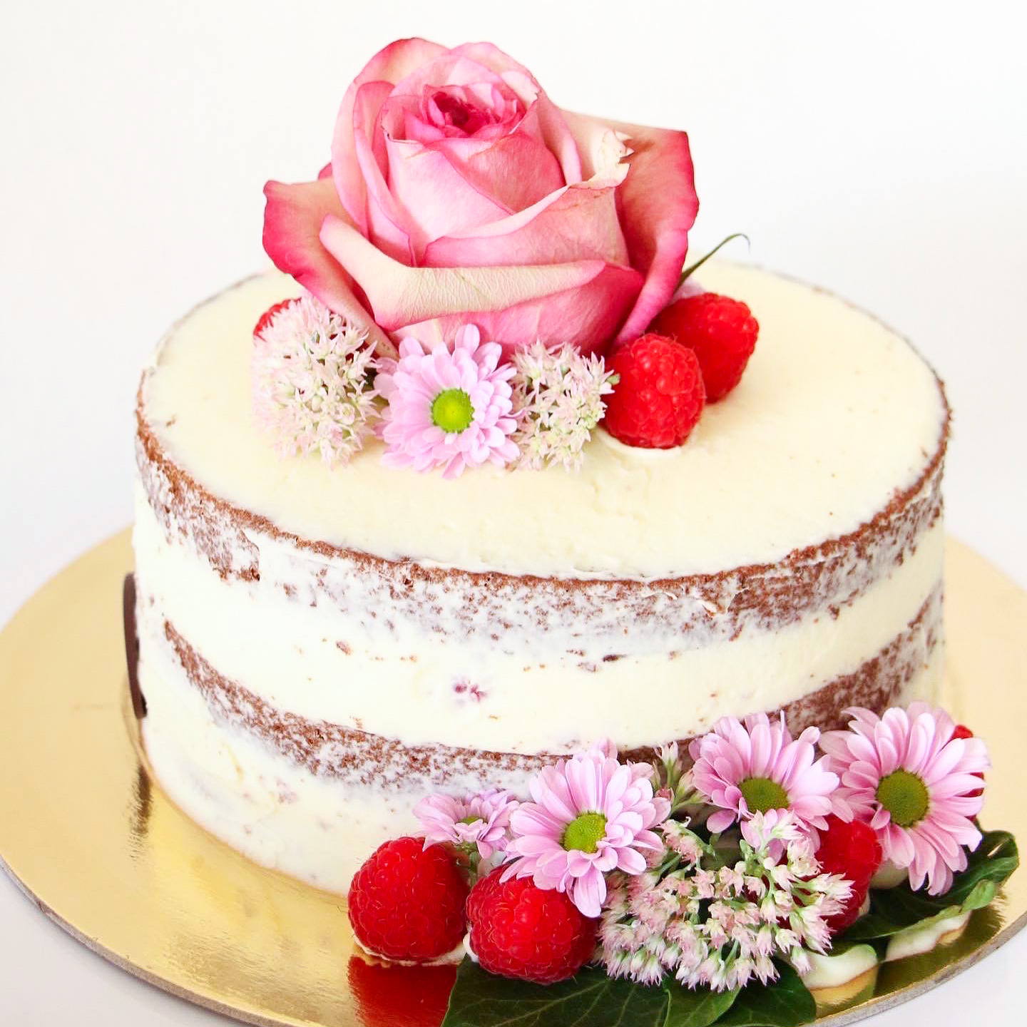 00_Pasticceria_Perla_Negrar_Valpolicella_Verona_Italiy_Torte_Personalizzate_01 Torta realizzata su richiesta di un cliente, decorata con dei fiori freschi veri e dei fiori realizzati con la pasta di zucchero, lo stile della torta nacked le conferisce un certo dinamismo