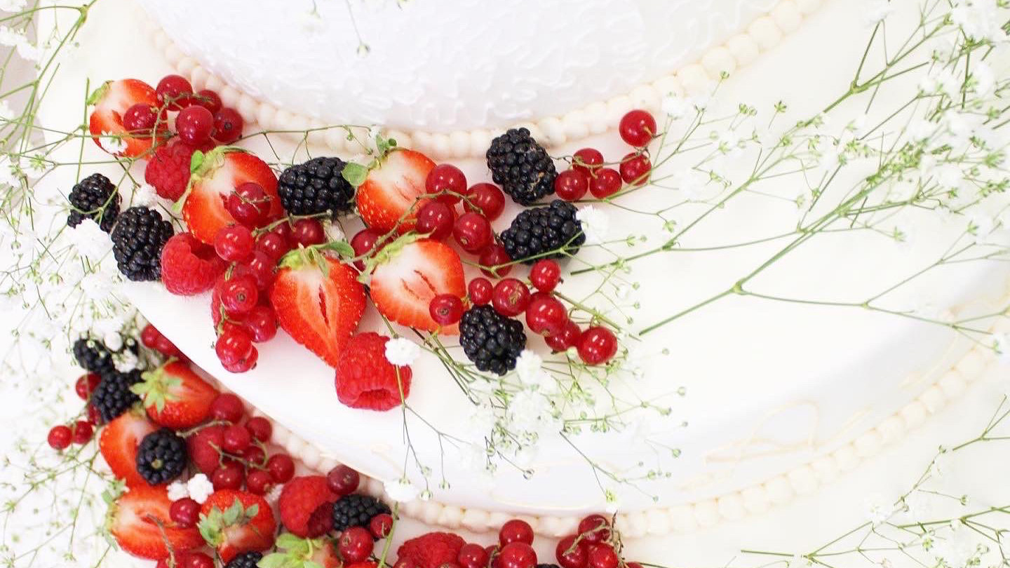 00_Pasticceria_Perla_Negrar_Valpolicella_Verona_Italiy_Torte_Personalizzate_02 Torta nuziale su tre piani decorata con della frutta fresca e dei fiori.